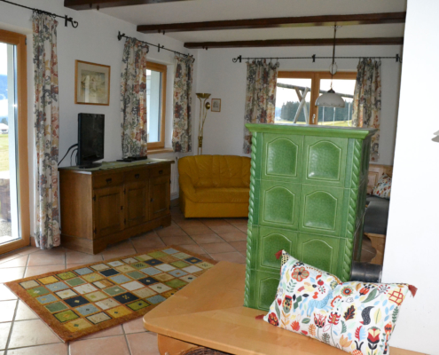Wohnbereich mit Kachelofen-Ferienhaus Astrid