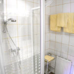 helles Badezimmer mit Dusche, Ferienhaus Astrid