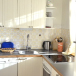 helle & voll ausgestattete Küchenzeile im Ferienhaus Astrid