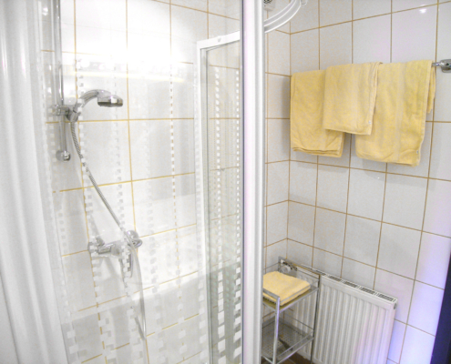 helles Badezimmer mit Dusche, Ferienhaus Astrid